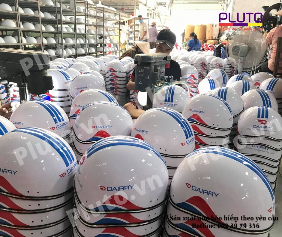 Làm nón bảo hiểm in logo